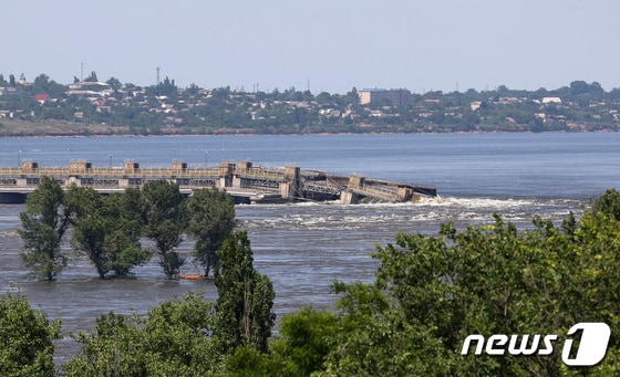 6일(현지시간) 우크라이나 남부 헤르손주(州)의 카호우카댐이 폭발과 함께 무너져 피해가 커지고 있다. 사진은 붕괴된 카호우카댐의 모습. 2023.06.07/ © 로이터=뉴스1 © News1 박재하 기자