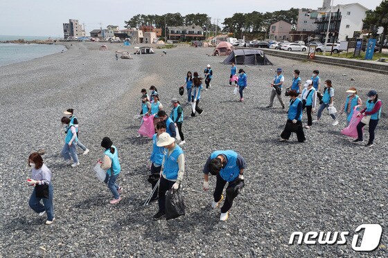 한국석유공사가  중구 가족센터, 지역 다문화가정 자원봉사자 약 40여명과 함께  8일 울산 동구 주전몽돌 해변 일대에서 플로깅을 하고 있다.(한국석유공사 제공)
