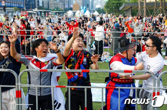 한국 득점에 환호하는 시민들