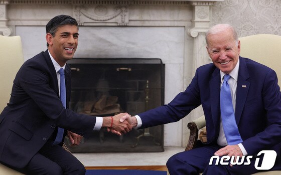 8일(현지시간) 리시 수낵(왼쪽) 영국 총리와 조 바이든(오른쪽) 미국 대통령이 미 백악관에서 만나 악수를 하고 있다. 2023.6.8 © 로이터=뉴스1 © News1 정윤미 기자