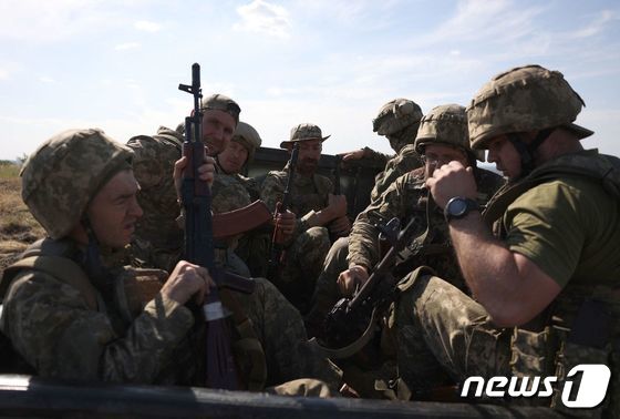 8일(현지시간) 우크라이나 군인들이 도네츠크 지역 최전선 인근에서 군사 훈련에 참여하고 있다. 2023.06.08/뉴스1 © AFP=뉴스1 © News1 김민수 기자