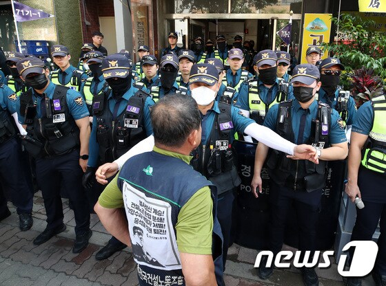 경찰이 9일 오전 건설노조 사무실을 압수수색하면서 출입을 통제하고 있다. 2023.6.9/뉴스1 © News1 구윤성 기자