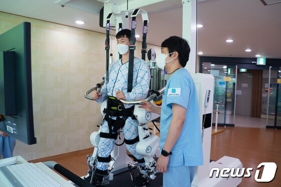지난 1일 서울 관악구 봉천동에 문을 연 서울퍼스트병원은 로봇 재활치료를 적극 도입했다. 사진은 치료실에서 환자가 치료를 받는 모습이다.
