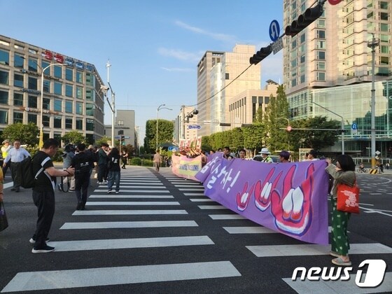 9일 비정규직 단체 참가자들은  오후 6시30분부터 약 10분간 서울 서초역 5번출구에서 7번출구로 가는 횡당보도 위에서 퍼포먼스를 진행했다. 