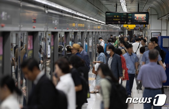 서울 종로구 광화문역에서 시민들이 지하철 탑승을 기다리고 있다. (뉴스1 DB) /뉴스1 © News1 이재명 기자