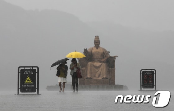 전국 대부분의 지역에 호우특보가 내려진 11일 오후 서울 광화문광장에서 우산을 쓴 시민들이 장대비를 피해 발걸음을 재촉하고 있다. 2023.7.11/뉴스1 © News1 구윤성 기자