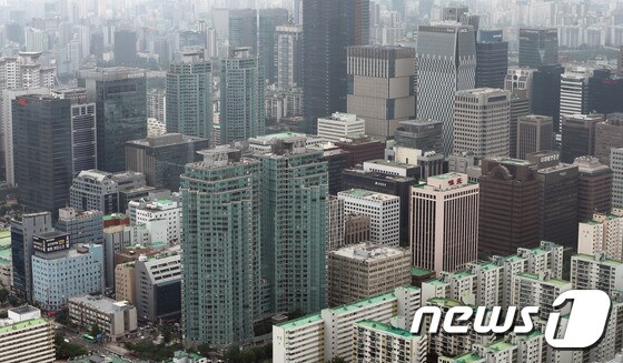 서울 여의도 63빌딩에서 바라본 오피스텔이 밀집한 빌딩 모습. 2023.7.12/뉴스1 © News1 박세연 기자