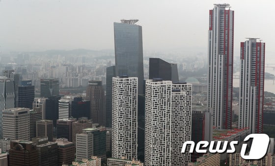 사진은 12일 서울 여의도 63빌딩에서 바라본 빌딩 모습. 2023.7.12/뉴스1 © News1 박세연 기자