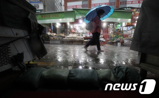 서울 동작구 남성사계시장에 침수 대비를 위해 모래주머니가 설치된 모습. © News1 
