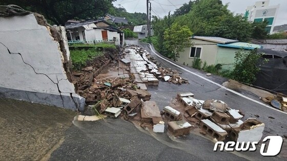 밤새 내린 폭우로 14일 오전 5시33분께 전남 영광군 영광읍의 한 주택 담벼락이 도로로 무너져 내려 통행이 통제되고 있다. (영광군 제공) 2023.7.14/뉴스1 