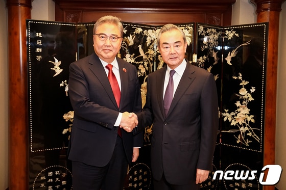 박진 외교부 장관(왼쪽)과 왕이 중국 공산당 중앙정치국 위원. (외교부 제공) 2023.7.14/뉴스1