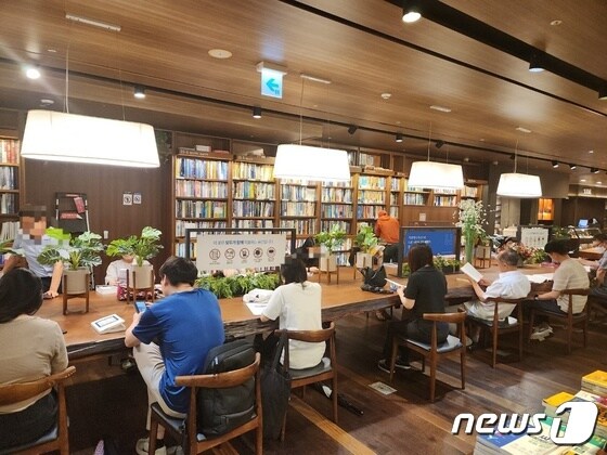  오전 10시30분 서울 종로구 교보문고에서 시민들이 책 읽고 있는 모습. 2023.7.15/뉴스1 © News1 유민주 기자