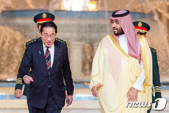 기시다 후미오 일본 총리가 16일(현지시간) 제다를 방문해 무함마드 빈 살만 사우디아라비아 왕세자의 환영을 받고 있다. 2023,7.17 © AFP=뉴스1 © News1 우동명 기자