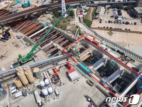 템스강을 지나는 실버타운 하저터널 공사 현장에 설치된 아치형 구조물(붉은 색으로 표시) .SK에코플랜트 엔지니어 아이디어로 설치됐다. © News1 전준우 기자