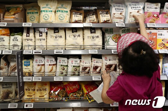 서울 시내의 한 대형마트에서 시민이 밀가루를 구매하고 있다.  2023.7.19/뉴스1 © News1 김민지 기자