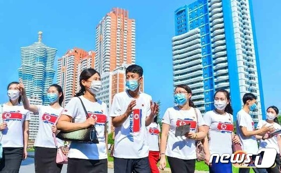 '인공기' 인쇄된 티셔츠 입은 북한 주민들