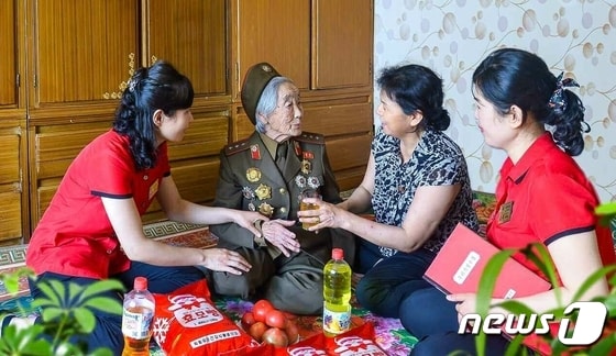 김정은으로부터 생일상 받은 북한 '100세' 주민