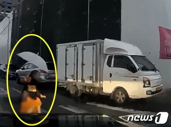  지난달 26일 오전 6시께 전북 익산의 한 도로에서 좌회전을 하던 차량에 놀란 보행자가 넘어졌다. (유튜브 '한문철 TV' 갈무리)