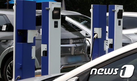 전기차량 충전 장면 /뉴스1 © News1 김성진 기자