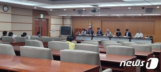 20일 전라도천년사 편찬위원들이 전북도의회에서 의원들을 대상으로 최근 논란이 되고 있는 ‘식민사학’을 설명하고 있다.2023.7.21/뉴스1