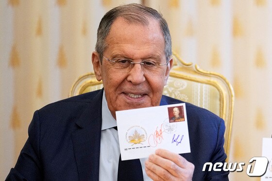[사진] 유명 외교관 고르차코프 기념 우표 든 라브로프