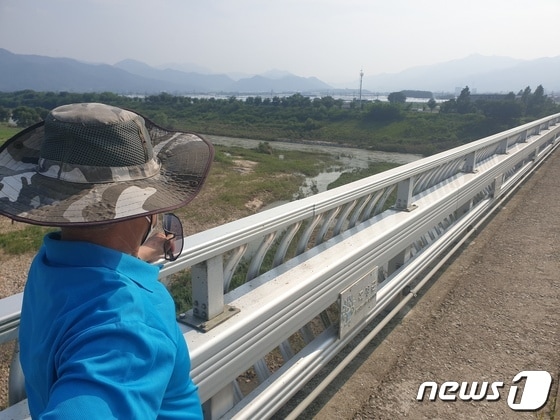 21일 곡성군 고달교에서 박노식 신리마을 이장이 섬진강 습지를 가르키며 정비의 필요성에 대해 설명하고 있다. 2023.7,22/뉴스1