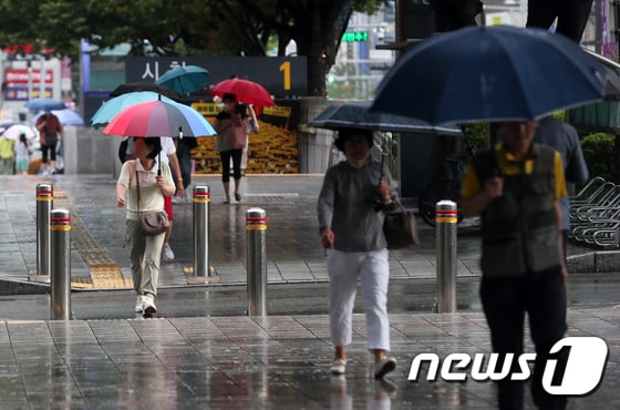 우산을 쓴 시민들이 발걸음을 옮기고 있다. (자료사진)/뉴스1 DB