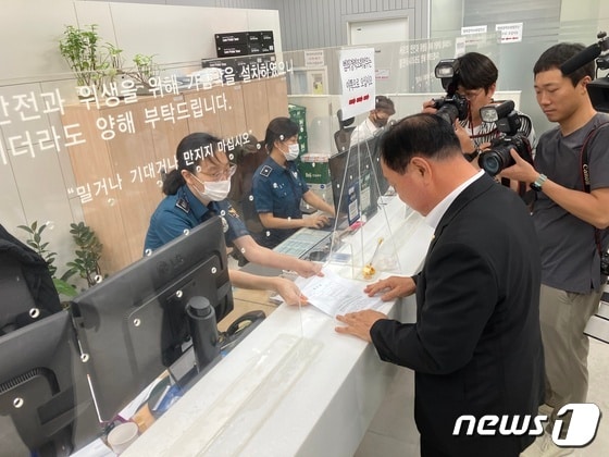 24일 서울 지방경찰청 민원봉사실에서 한기호 의원이 고소장을 접수하고 있다. 2023.07.24 © 뉴스1 김기성 기자