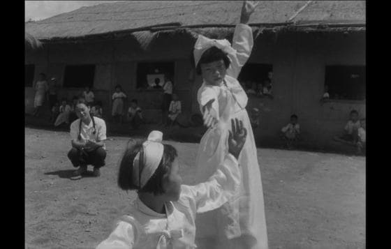 정전협정 발효일(1953.7.27.), 어린이들이 춤 공연을 준비하고 있는 모습./한국영상자료원 제공