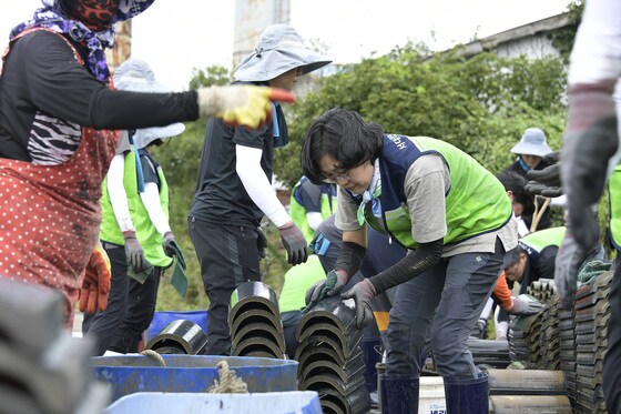 서울 서대문구청 직원과 구민 자원봉사자들이 지난 25일 집중호우로 큰 피해가 발생한 충남 부여군에서 수해 복구 활동을 전개하고 있다. (서대문구 제공)