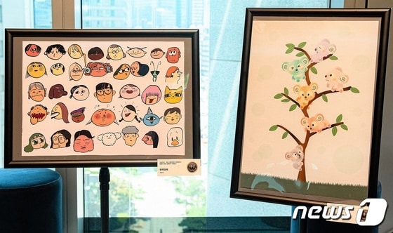 제3회 텀블러 그림 공모전 대상 '알록달록'(왼쪽)과 '편견없는나무'.(스타벅스 코리아 제공) 