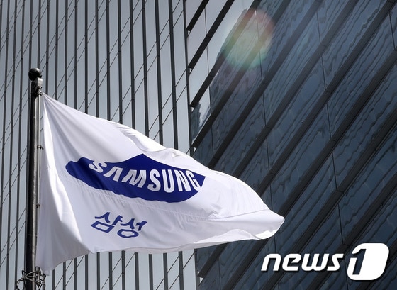 서울 삼성전자 서초사옥에 깃발이 휘날리고 있다.  /뉴스1 © News1 이동해 기자