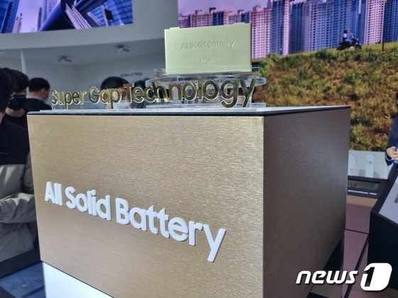 삼성SDI의 전고체 배터리 모형.© News1