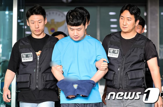 신림동 흉기난동 피의자 조선(33·남)이 28일 서울 관악경찰서에서 검찰에 구속 송치되고 있다. (공동취재) 2023.7.28/뉴스1 © News1 유승관 기자