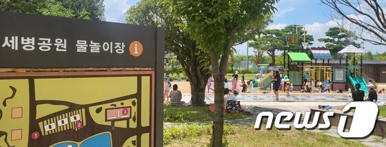 전북 전주시 덕진구 세병공원을 찾은 어린이들이 물놀이를 즐기며 더위를 식히고 있다. 2023.7.28/뉴스1 © News1 유경석 기자