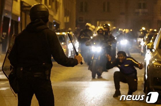 2일 (현지시간) 프랑스 파리에서 알제리계 17살 운전자의 경찰 총격 사망 사건에 항의하는 시위대가 진압봉을 든 경찰 앞에서 두 손을 들고 있다. 2023.7.3 © 로이터=뉴스1 © News1 우동명 기자