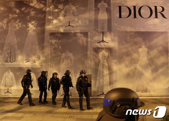 1일 (현지시간) 프랑스 파리 샹젤리제 거리 디오르 건물 앞에서 알제리계 17살 운전자의 경찰 총격 사망 사건에 항의하는 시위에 대비헤 경찰이 경비를 하고 있다. 2023.7.3 © 로이터=뉴스1 © News1  