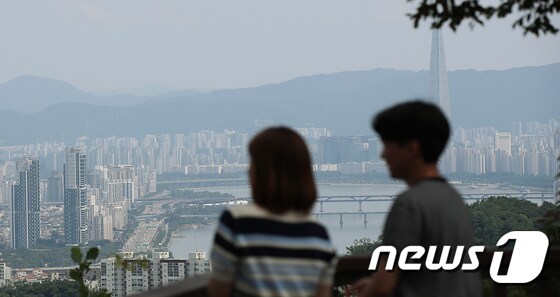 서울시 용산구 남산N타워를 찾은 사람들이 도심 아파트단지를 바라보고 있다.  2023.7.30/뉴스1 © News1 박정호 기자