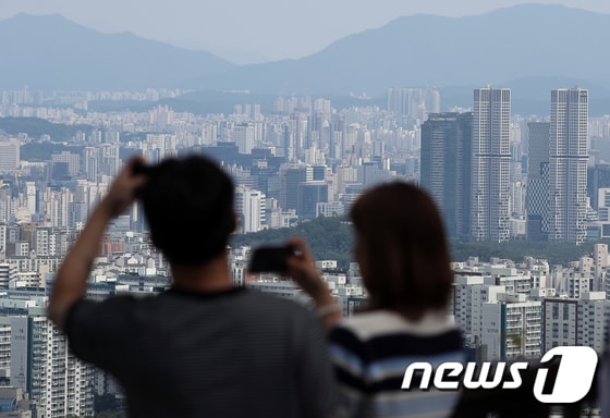 서울시 용산구 남산N타워를 찾은 시민 등이 도심 아파트단지를 바라보고 있다. 2023.7.30/뉴스1 © News1 박정호 기자