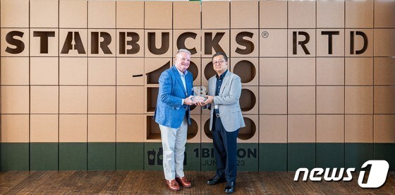 스타벅스 RTD 10억개 판매 돌파 기념 행사에서 김광수 동서식품 대표이사(오른쪽)와 데이비드 핸슨 스타벅스 AP(Asia Pacific) 부사장이 사진 촬영을 하고 있다.(동서식품 제공)