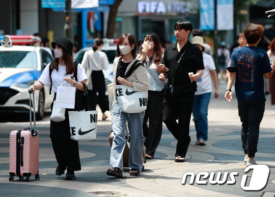 서울 중구 명동거리에 일본인 관광객들이 걸어가고 있다.  © News1  