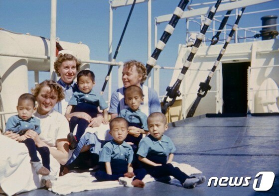 덴마크 유틀란디아호 의료진과 한국 고아들 (유엔평화기념관 제공) © 뉴스1