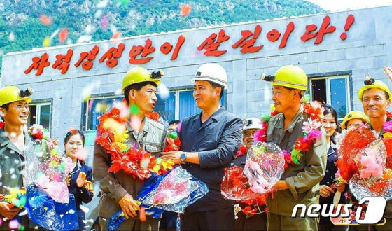꽃다발 안은 북한 노동자들…