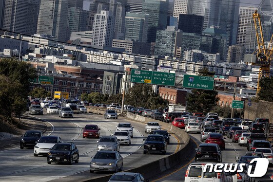 퇴근 시간 차량으로 붐비는 미국 샌프란시스코의 고가 도로 모습. 2022.8.25. © 로이터=뉴스1 © News1 김성식 기자