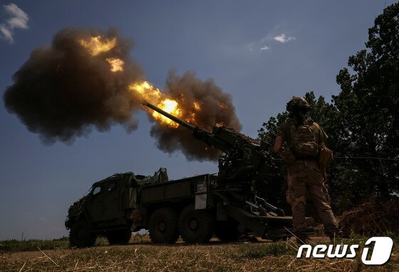 5일(현지시간) 우크라이나 도네츠크 바흐무트에서 병사가 러시아 군을 향해 2S22 보다나 자주 곡사포를 발사하고 있다. 2023.7.6 © 로이터=뉴스1 © News1 우동명 기자