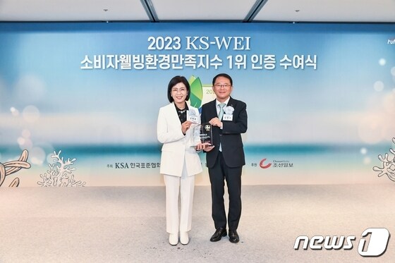 선혜영 에몬스가구 원장(왼쪽)과 강명수 한국표준협회 회장이 기념사진을 찍고 있다.(에몬스 제공) 