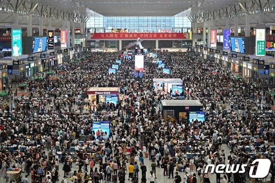 승객이 몰려 인산인해를 이루고 있는 중국 상하이 훙차오 기차역. © AFP=뉴스1 © News1 