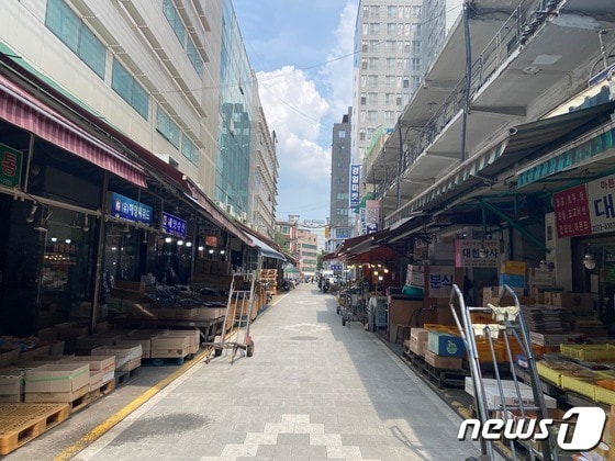 한산한 서울 중구 중부시장의 모습. 가게 문을 열지 않거나 일찍 장사를 접는 상인들이 많았다. 2023.08.01/뉴스1 © News1 정지윤 기자