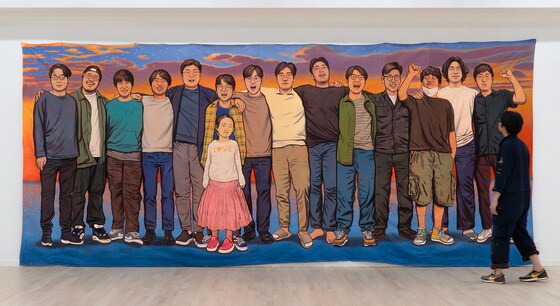 이우성, 해질녘 노을빛과 친구들 The Sunset and Friends, 2023, 자투리로 만든 천에 아크릴릭 과슈 Acrylic gouache on a quilted cloth,, 260x600cm (학고재 제공)
