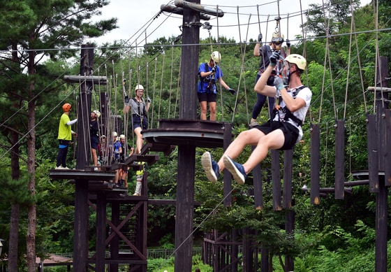 9일 서울 노원구 불암산 더불어숲 모험시설에서 스카우트 잼버리 대원들이 익스트림 스포츠를 체험하고 있다. (노원구 제공)
